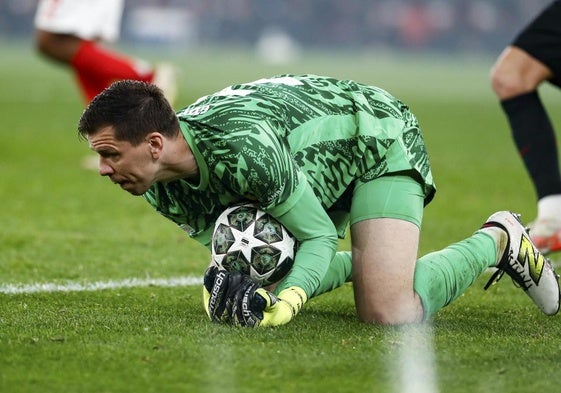 Wojciech Szczesny ataja el balón durante el Benfica-Barcelona.