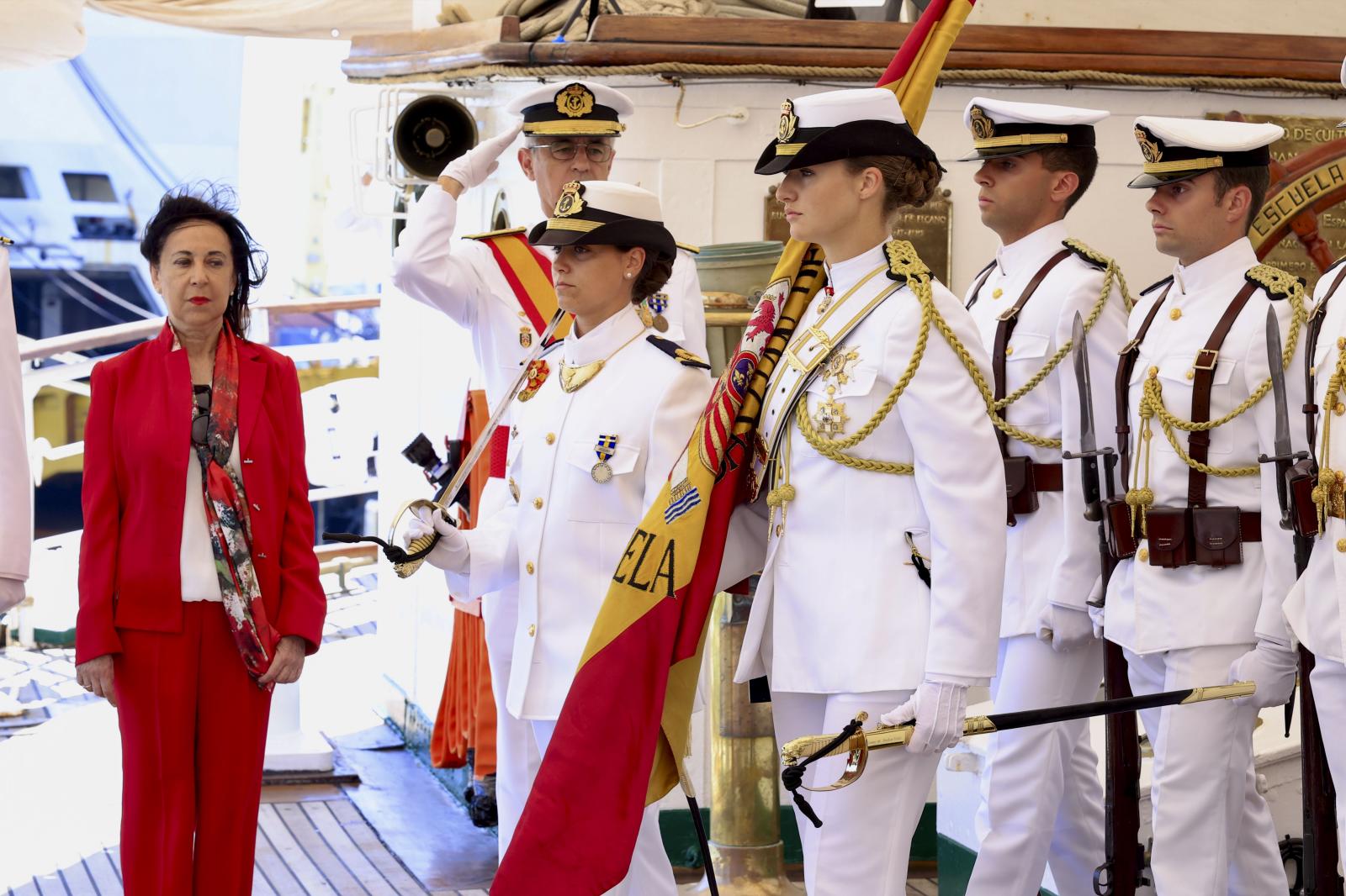 Imagen principal - La princesa Leonor repite los pasos de su padre: abandera la jura de bandera de Elcano en Uruguay