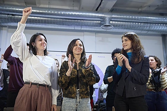 La secretaria política de Podemos y eurodiputada, Irene Montero; la secretaria general de Podemos y diputada, Ione Belarra y la eurodiputada y portavoz de Podemos, Isa Serra.