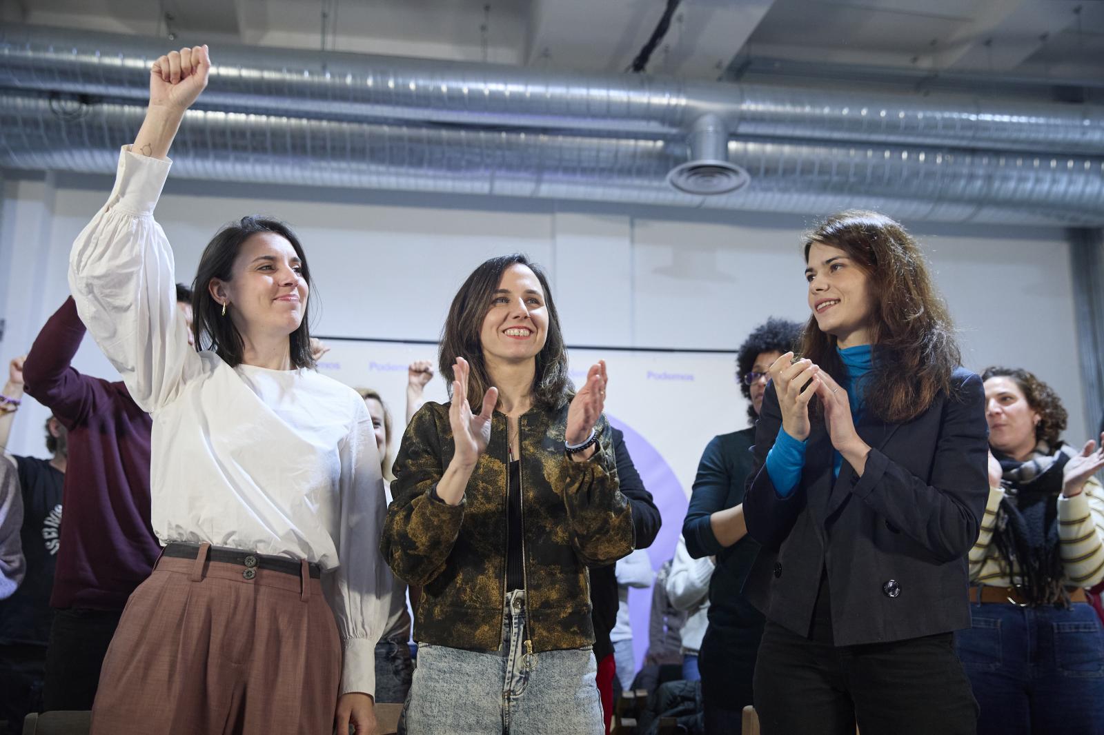 La secretaria política de Podemos y eurodiputada, Irene Montero; la secretaria general de Podemos y diputada, Ione Belarra y la eurodiputada y portavoz de Podemos, Isa Serra.