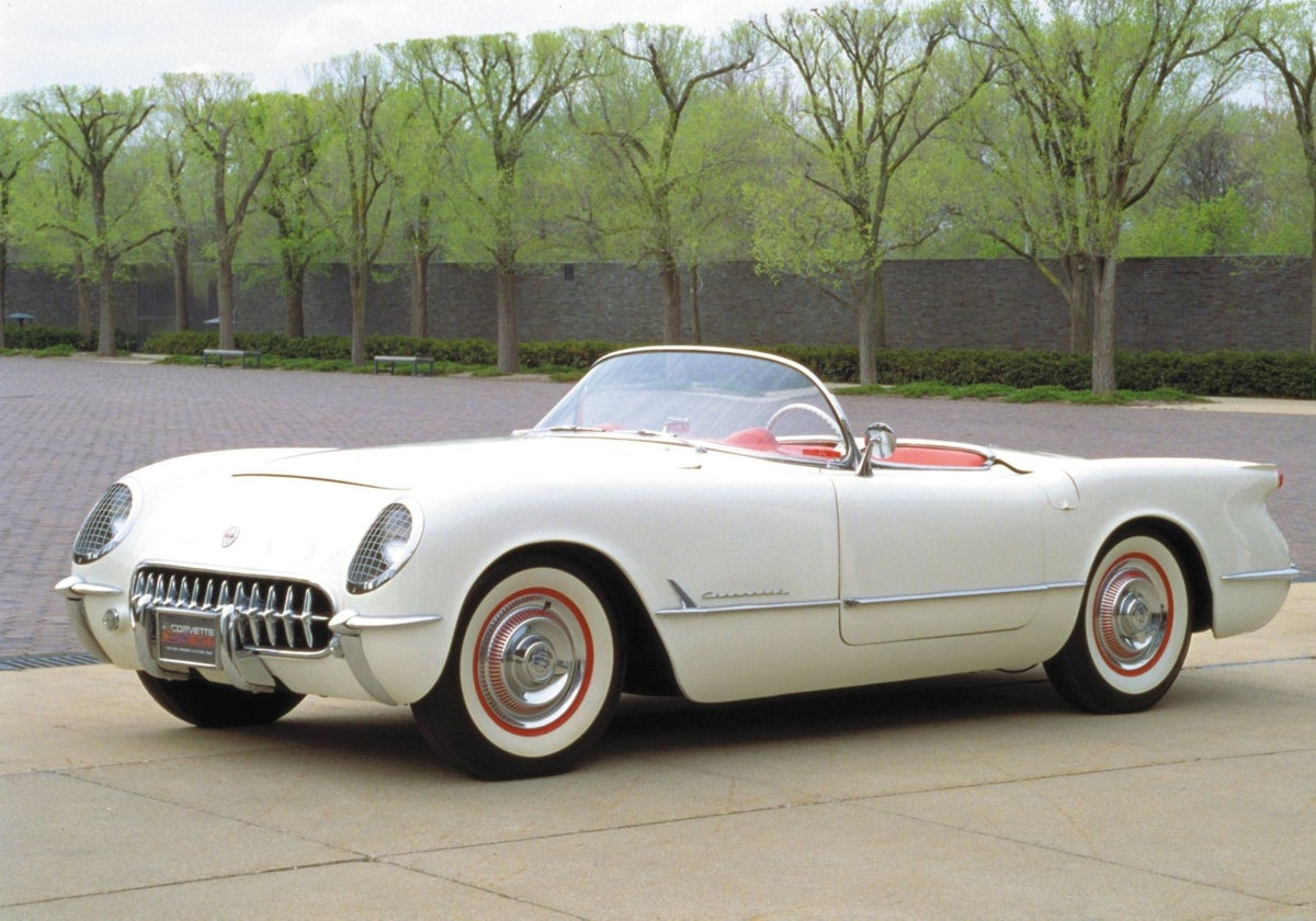 En 1953 Chevrolet presenta el Corvette, una respuesta a los «sports cars» europeos