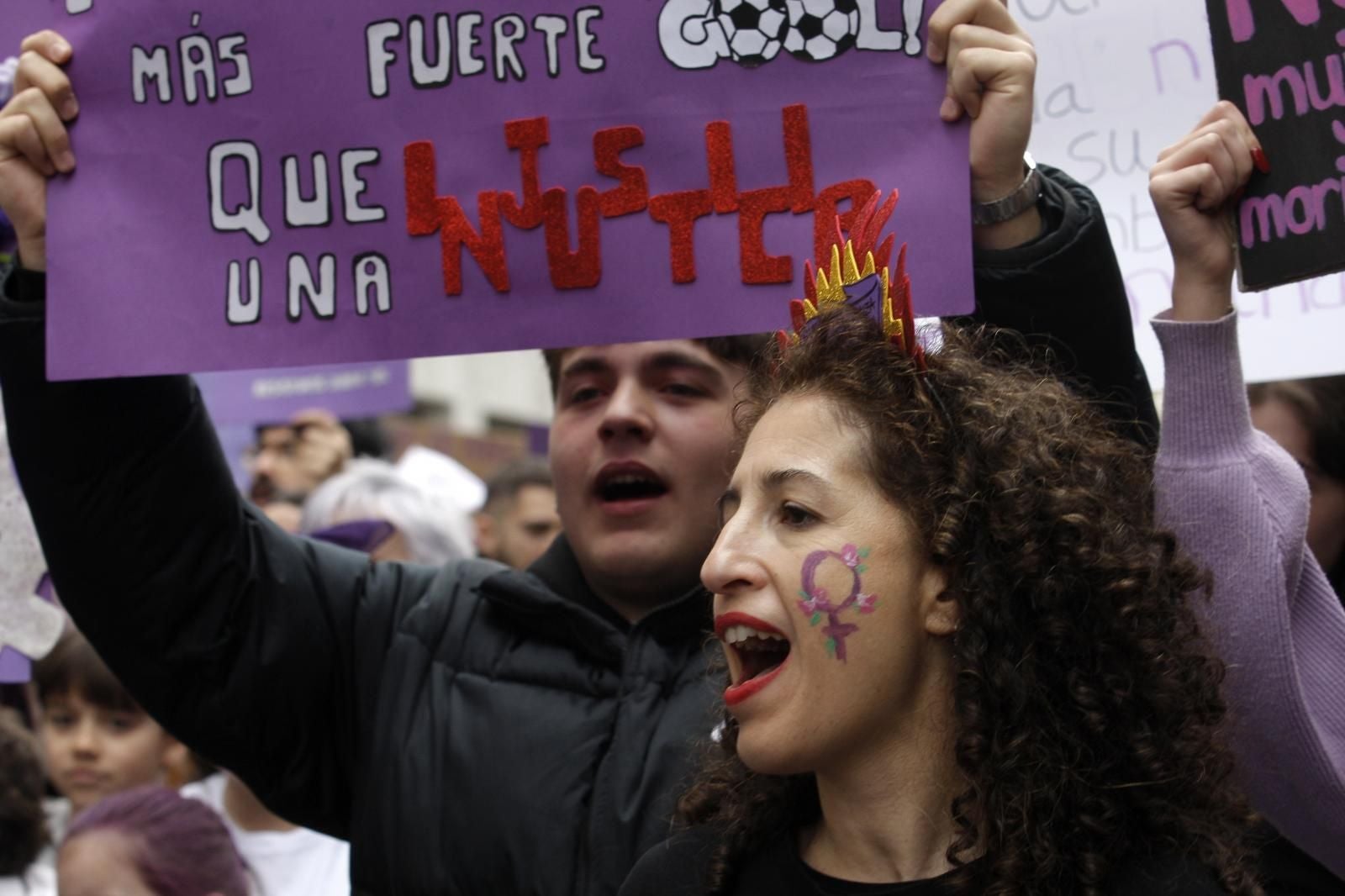 Varias personas en la manifestación en Gijón