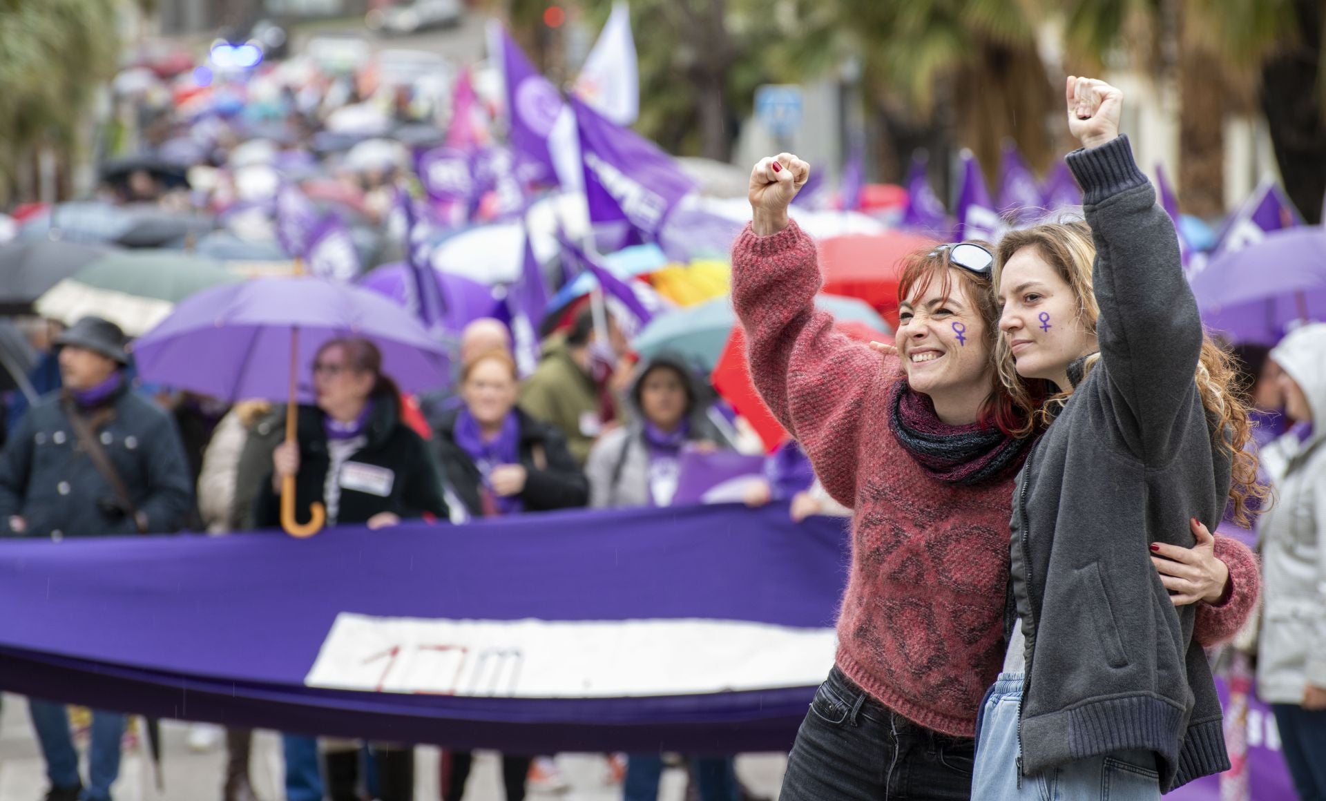 Dos mujeres alzan el puño durante la manifestación de Jaén