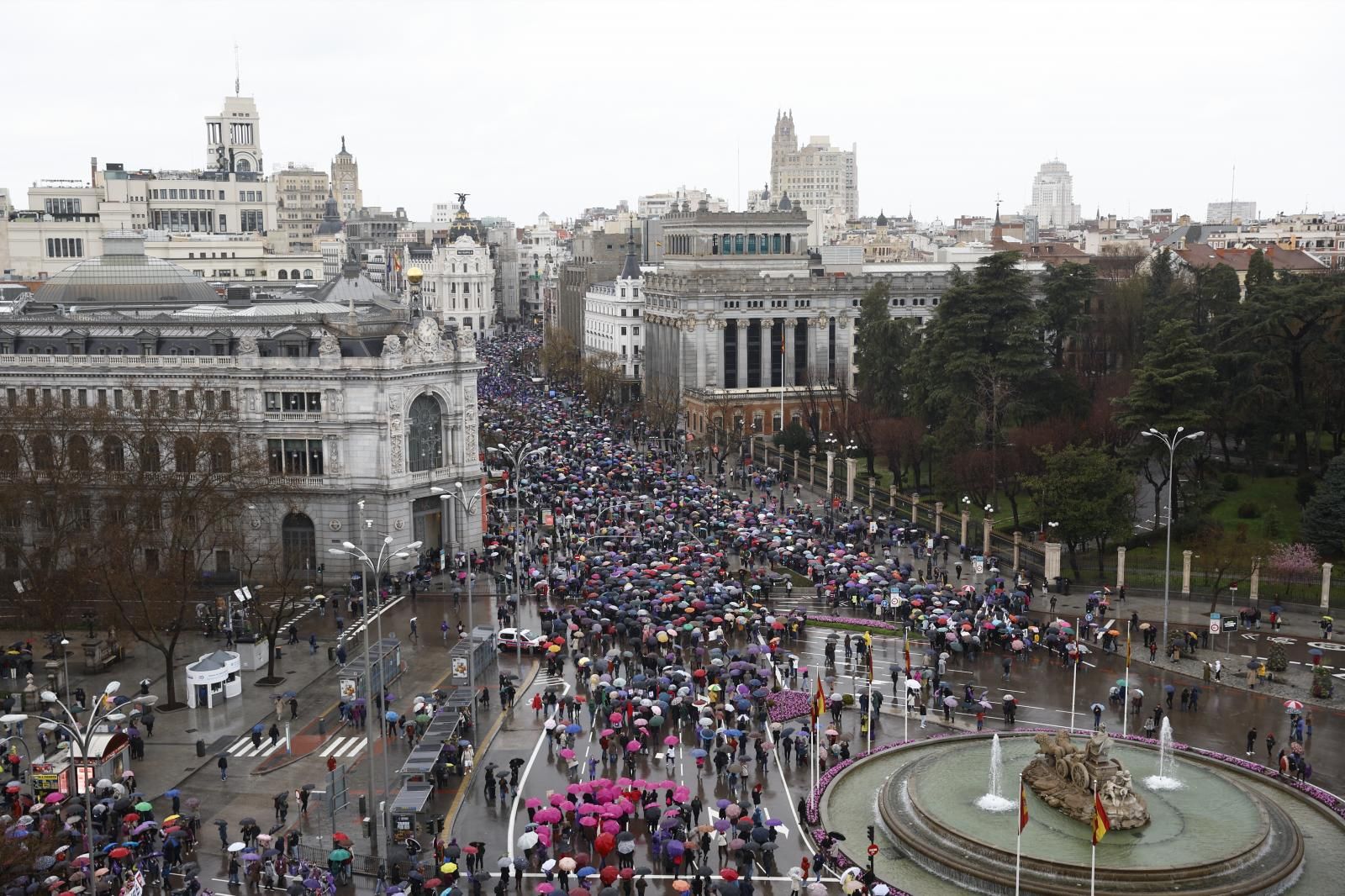 Miles de personas recorren las calles de Madrid por el 8M