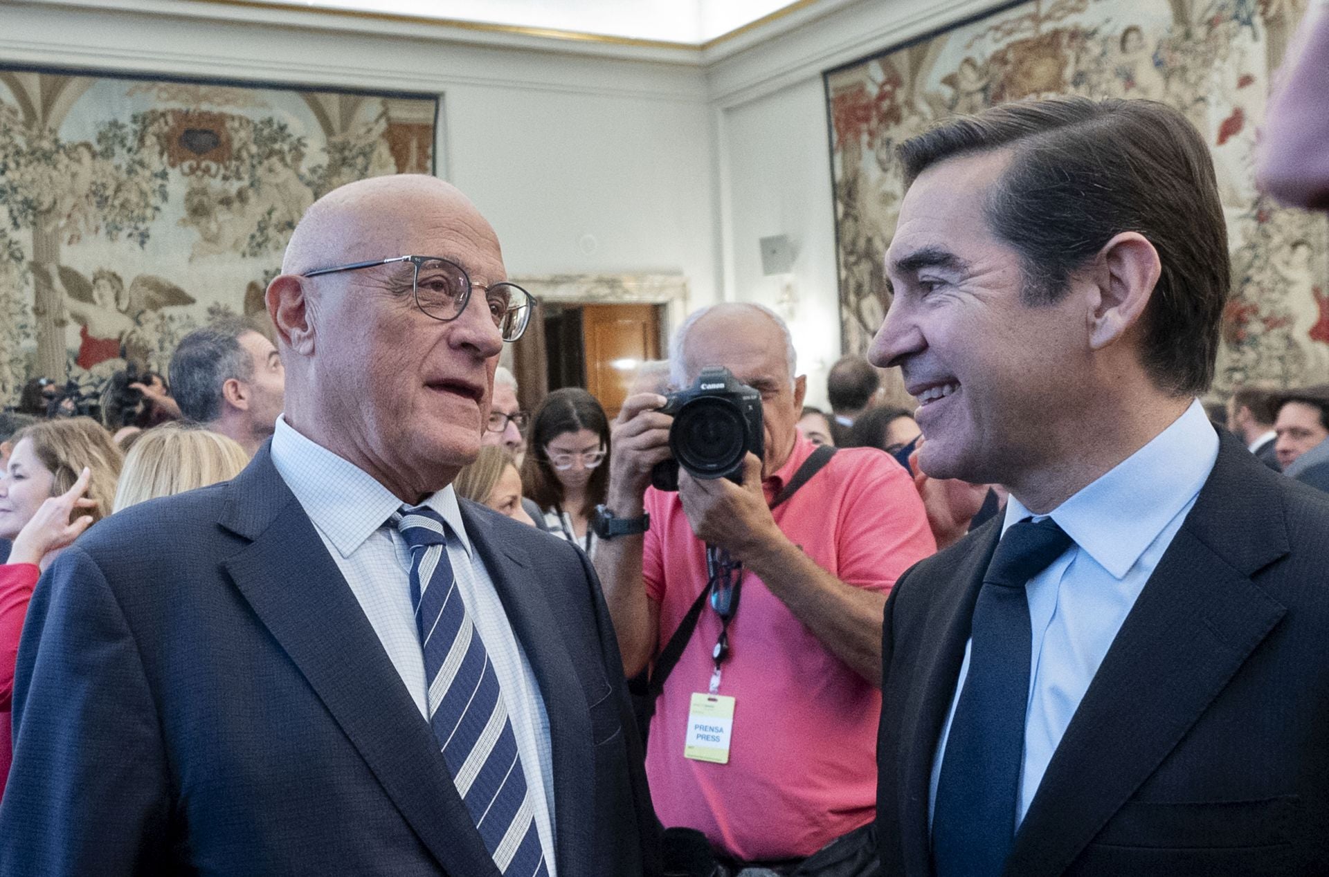 El presidente del BBVA, Carlos Torres Vila y el presidente del Banco Sabadell, Josep Oliu, conversan tras la ceremonia de toma de posesión del nuevo gobernador del Banco de España