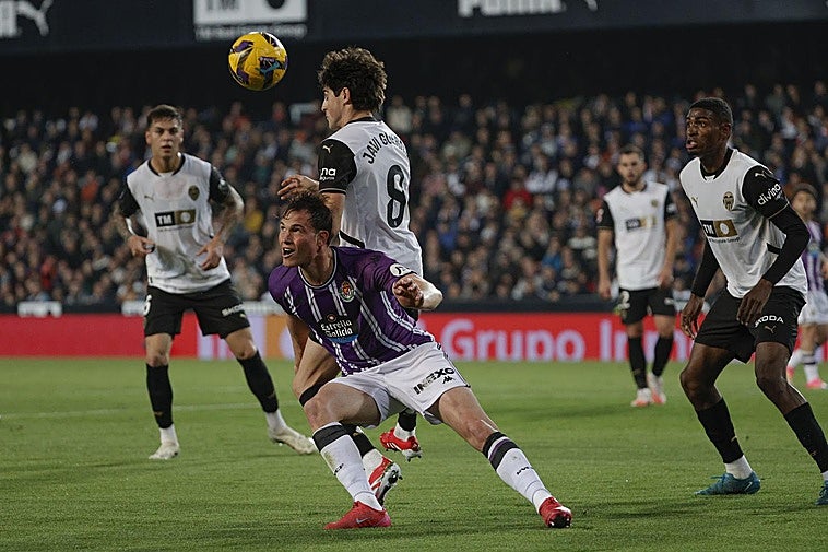 El Valencia se lleva el duelo por la permanencia contra el Valladolid