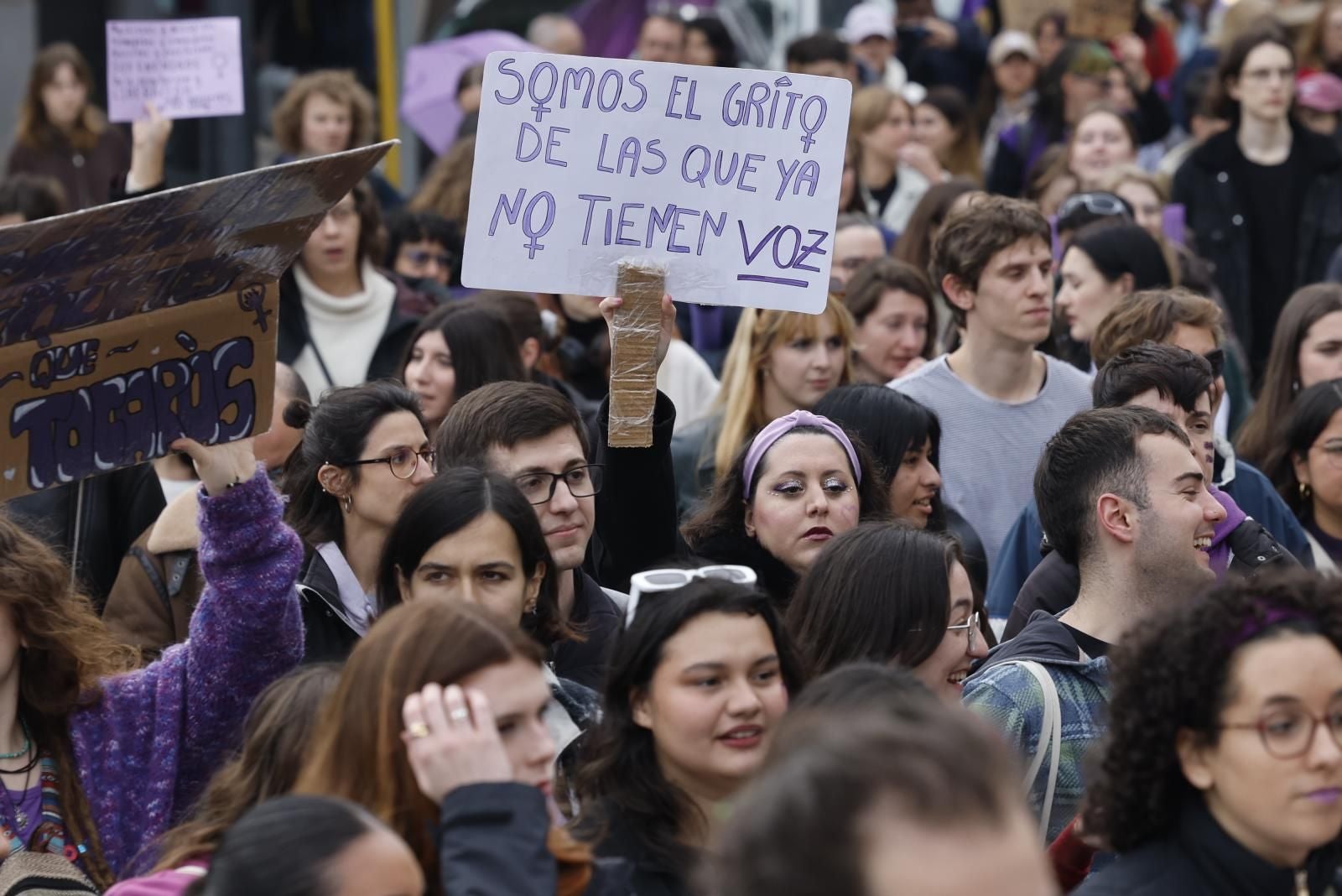 Varios carteles que se han visto en la manifestación del 8M en Valencia