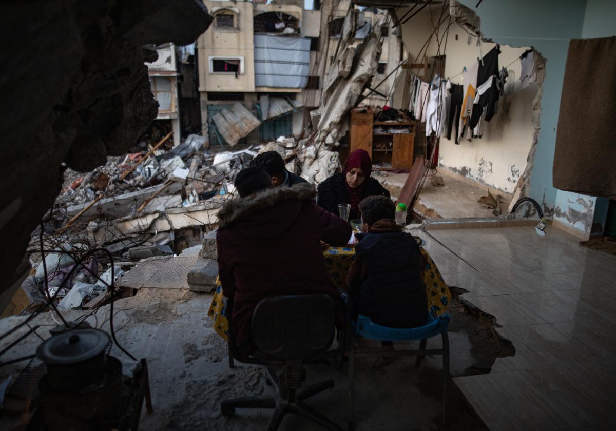 Una familia gazatí en el interior de lo que queda de su vivienda.