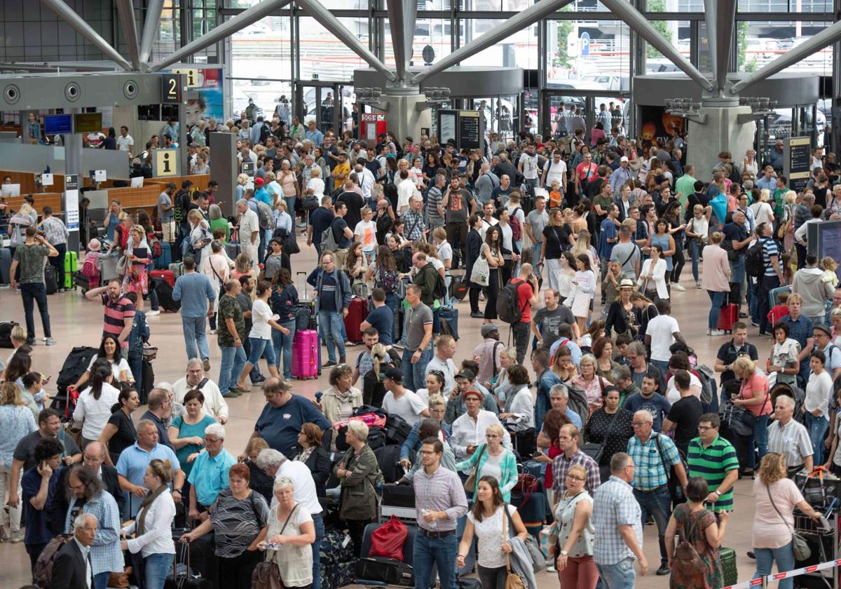 Pasajeros en el aeropuerto alemán de Hamburgo.