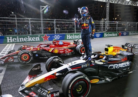 El neerlandés Max Verstappen celebra en el cirtuito de Las Vegas el cuarto título mundial que conquistó de forma matemática el pasado año.