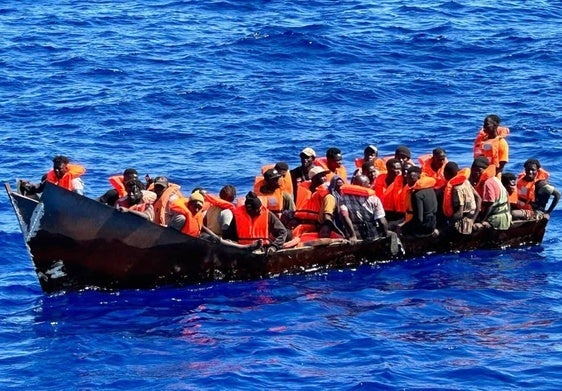 Una barca con migrantes se dirige a la isla italiana de Lampedusa.