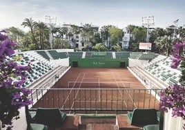 Imagen de la pista central del Club de Tenis Puente Romano en Marbella.