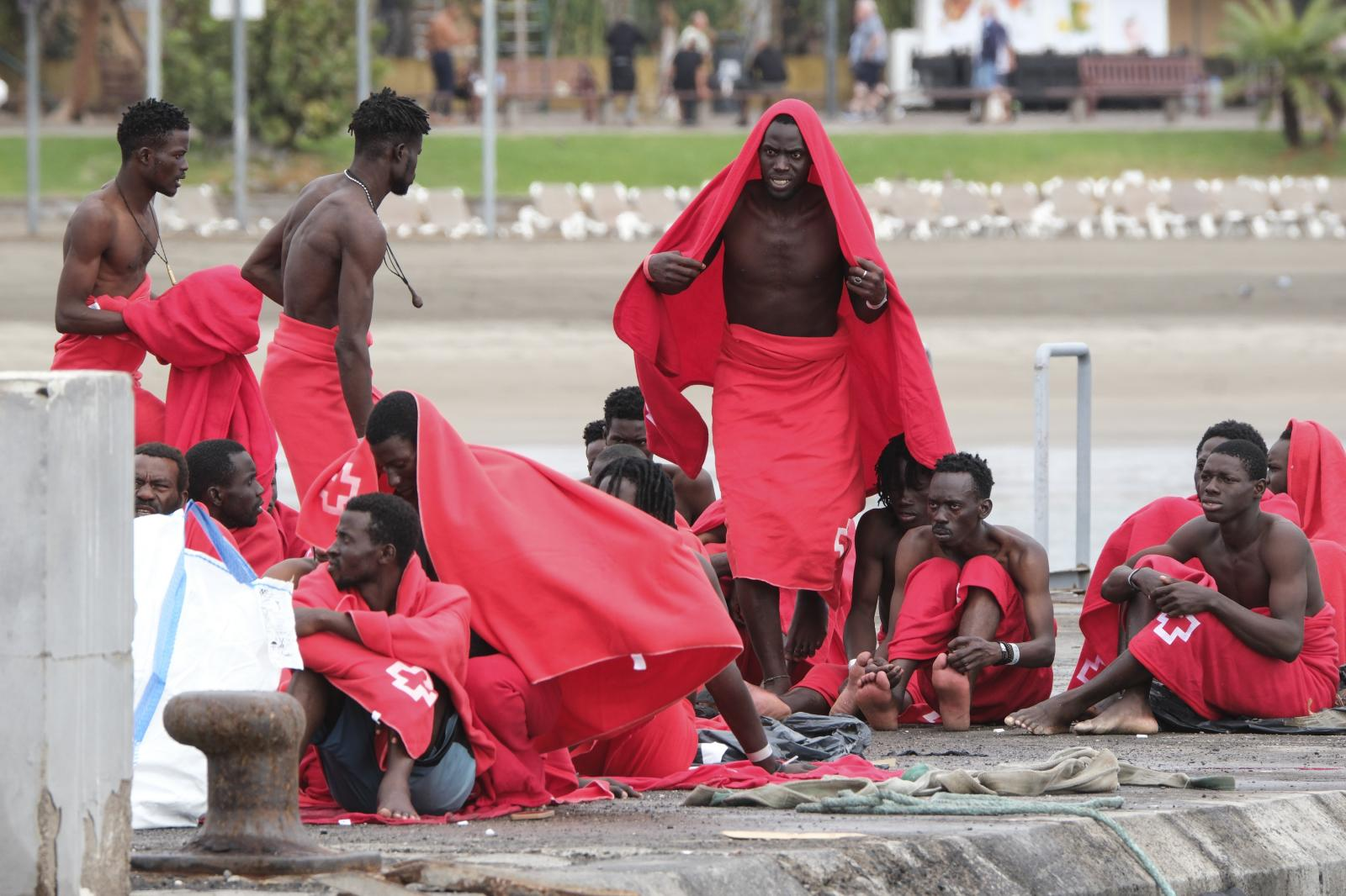 Varios migrantes llegados a Canarias