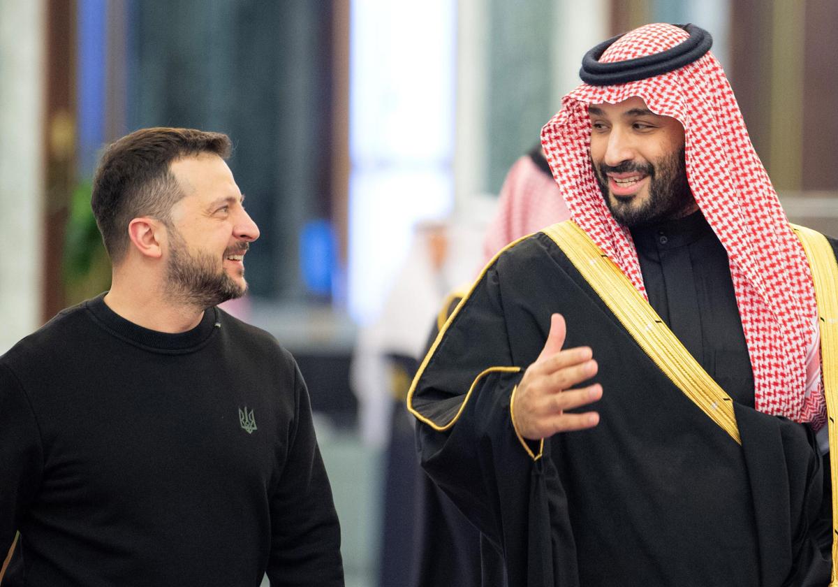 Mohamed bin Salmán con Volodímir Zelenski, en una reunión en febrero de 2024.