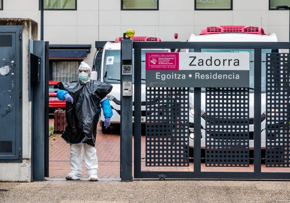 Entrada a una residencia de mayores en Vitoria durante la pandemia.