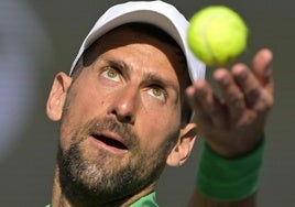 Novak Djokovic se dispone a servir durante su partido ante Botic Van de Zandschulp en Indian Wells.