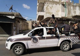 Las fuerzas de seguridad leales al gobierno interino sirio patrullan una calle de la provincia de Latakia.