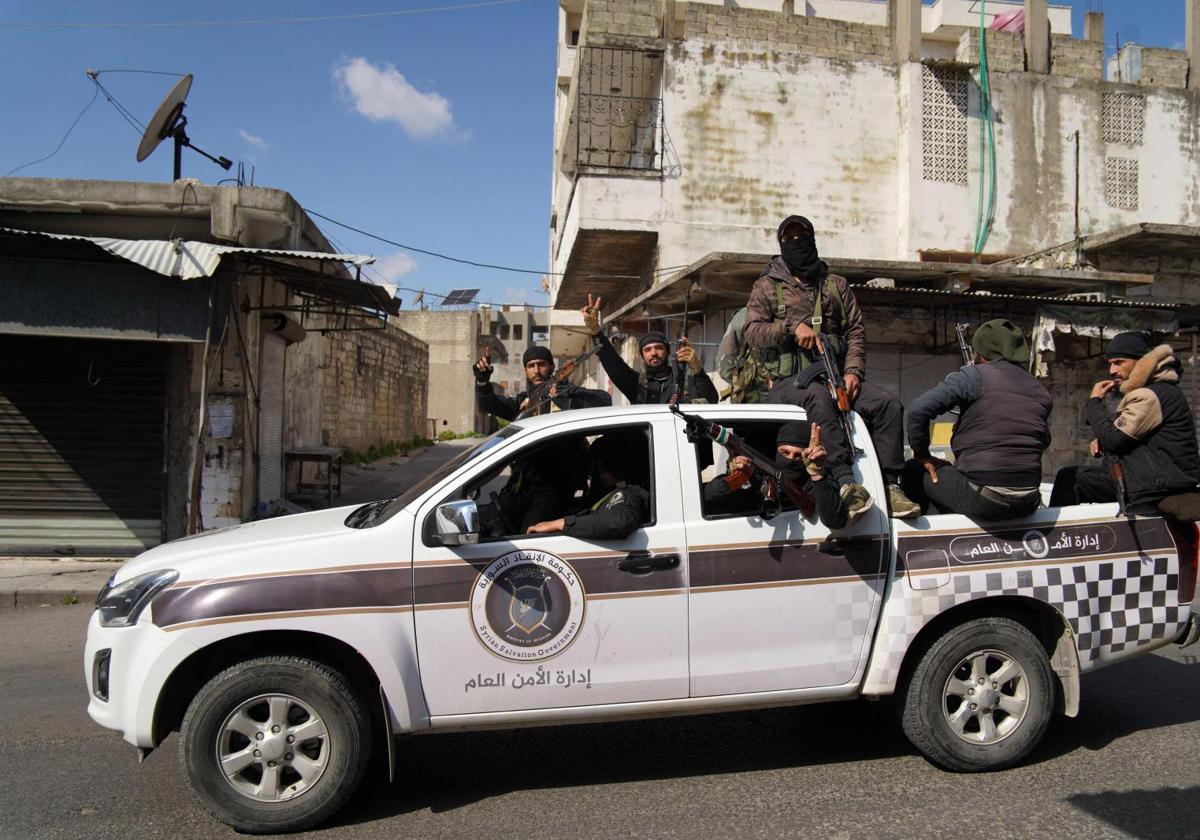 Las fuerzas de seguridad leales al gobierno interino sirio patrullan una calle de la provincia de Latakia.