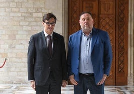 El presidente de la Generalitat, Salvador Illa (i), y el presidente de ERC, Oriol Junqueras (d), durante una reunión en el Palau de la Generalitat