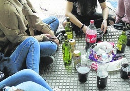 Jóvenes haciendo botellón en Miranda del Ebro.