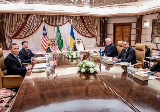 Las delegaciones de Estados Unidos y de Ucrania en Yeda.