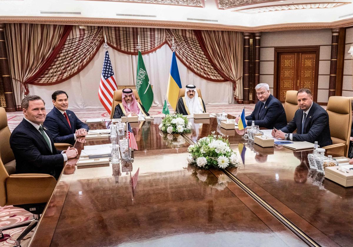 Las delegaciones de Estados Unidos y de Ucrania en Yeda.