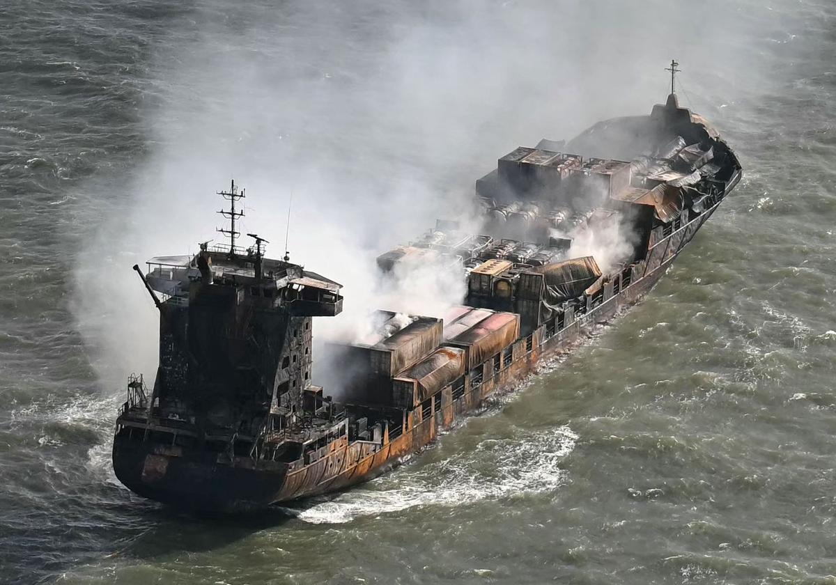 Estado en el que quedó el carguero Solong tras incendiarse después de colisionar con un petrolero.