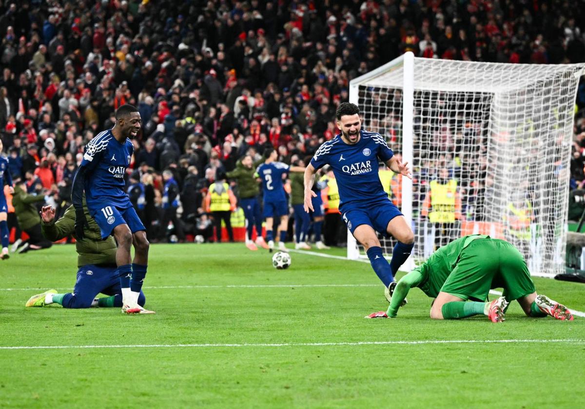 Los jugadores del PSG celebran la victoria en la tanda de penalti en Anfield.