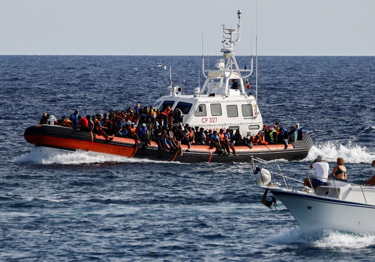 La Guardia Costera italiana transporta a migrantes rescatados cerca de la isla de Lampedusa.