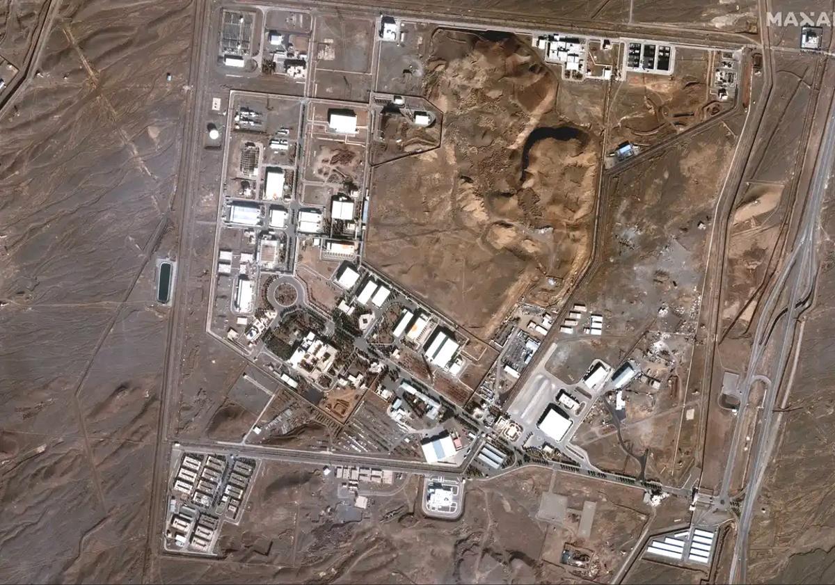 Imagen principal - Imágenes de satélite, antes del ataque, de los complejos nucleares de Natanz, Isfahan y sistema de túneles de Natanz.