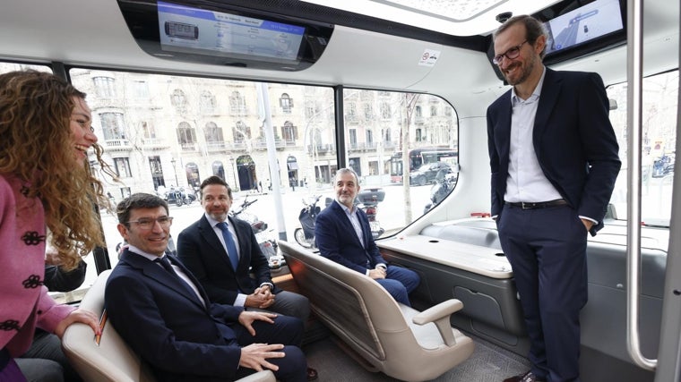 Un momento del interior del bus, con el alcalde de Barcelona, Jaume Collboni (2d), el director de Renault Tecnology Spain (RTS), César Lorenzo (2i), el director de Open Innovation Renault Group, Vicente Milanés (d), y la COO and Strategy Renault Group Spain, Nùria Domínguez (i)