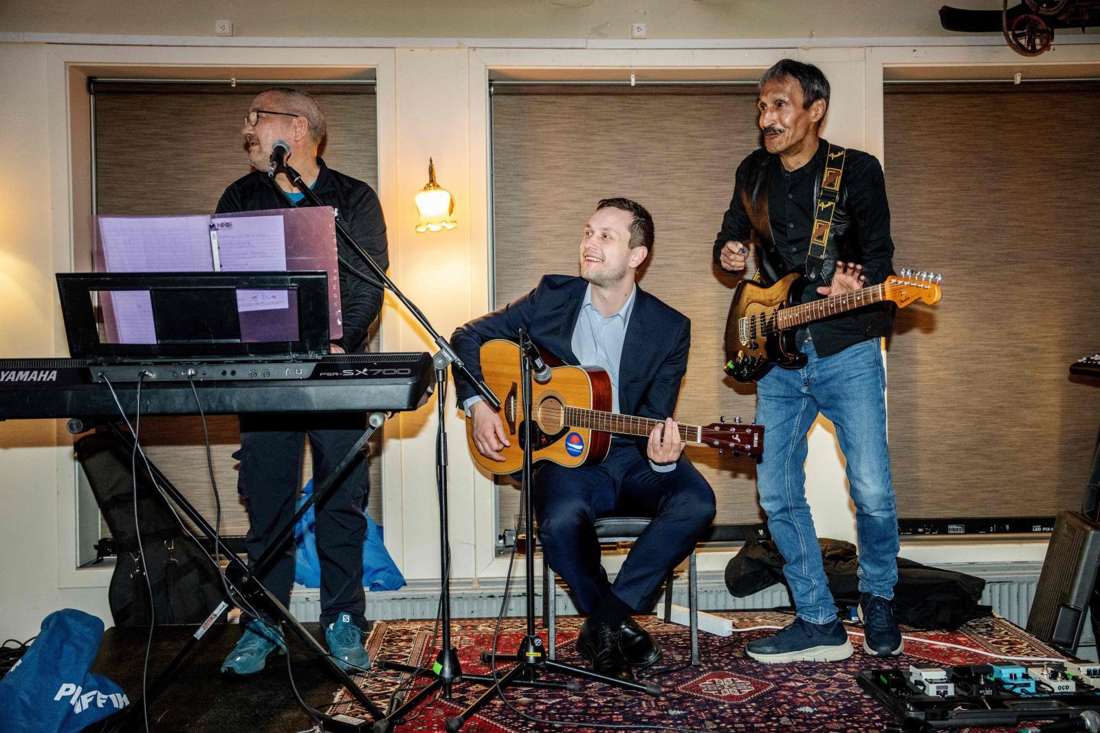 Nielsen, en el centro, celebra su triunfo electoral en un café de Nuuk en un concierto improvisado.