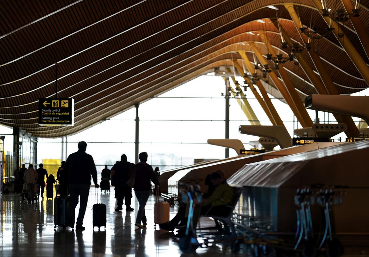 Aeropuerto Adolfo Suárez Madrid Barajas, gestionado por Aena.