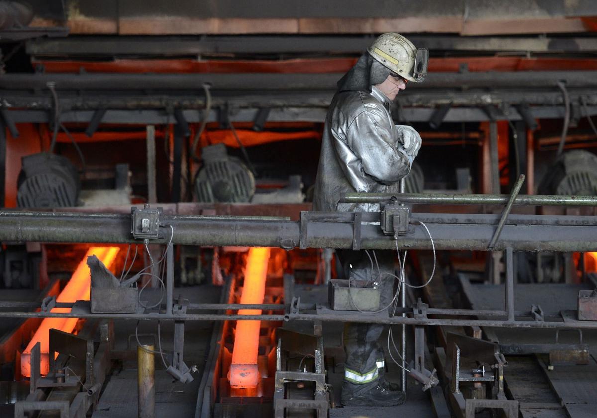 Un trabajador en la planta de Arcelor Mittal en Hamburgo.