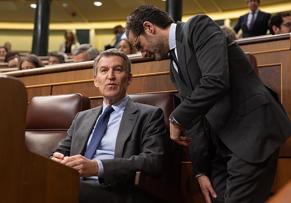 Alberto Núñez Feijóo conversa con Borja Sémper ayer en un momento de la sesión de control al Gobierno.