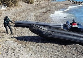 Un agente de la Guardia Civil recupera una narcolancha intervenida en una acción policial anterior.