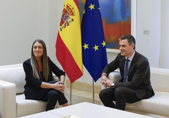 El presidente del Gobierno, Pedro Sánchez y la portavoz de Junts per Catalunya, Míriam Nogueras