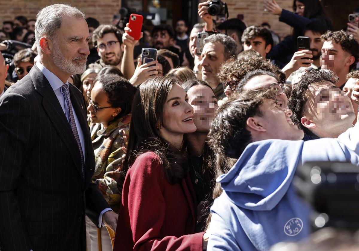 Los Reyes se hacen un selfie con algunos jóvenes en Valencia.