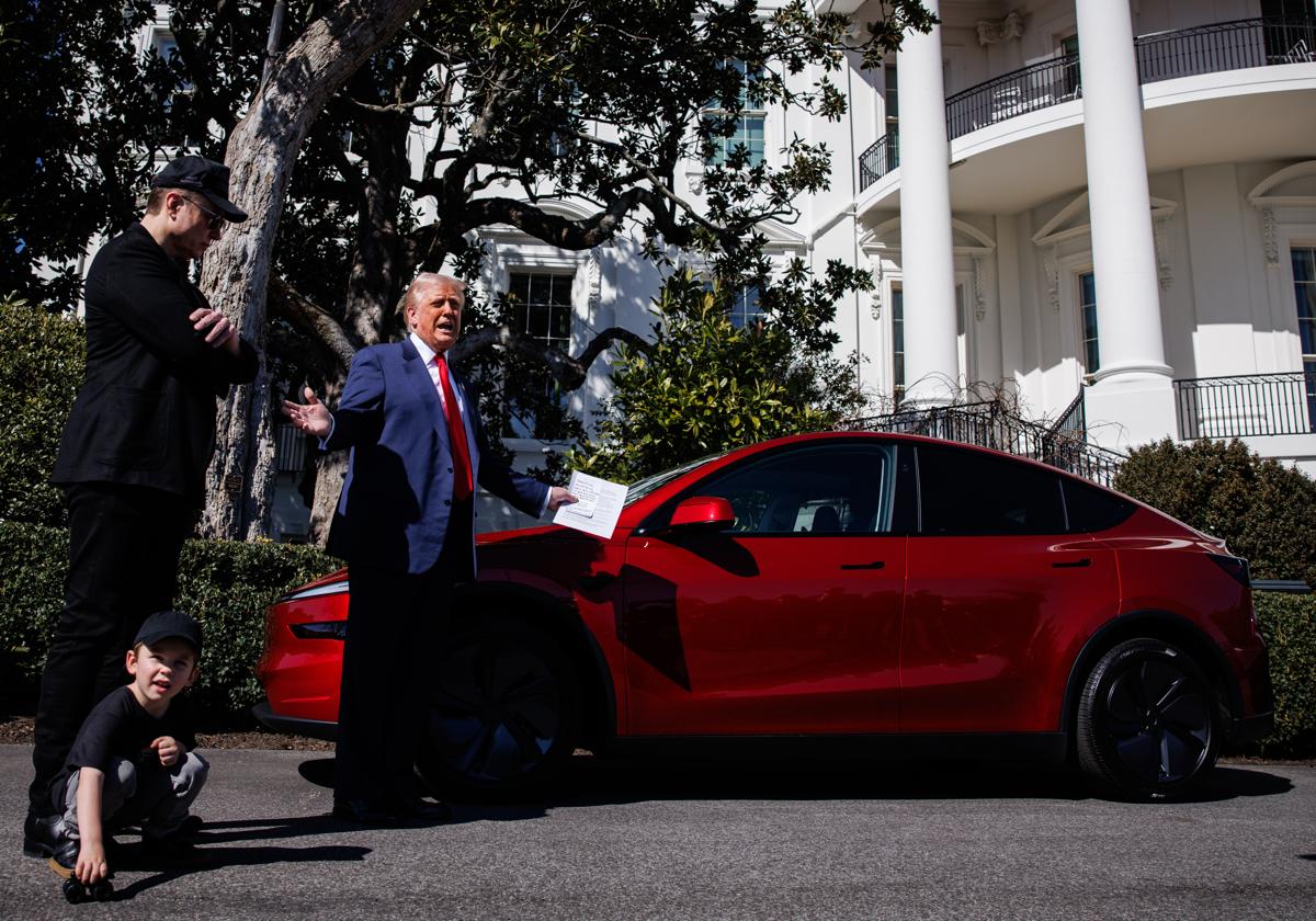 Musk convierte la Casa Blanca en un concesionario de Tesla y logra que Trump le compre un coche