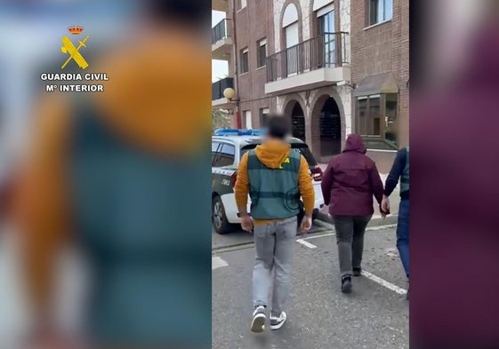 Agentes de la Guardia Civil con la mujer investigada