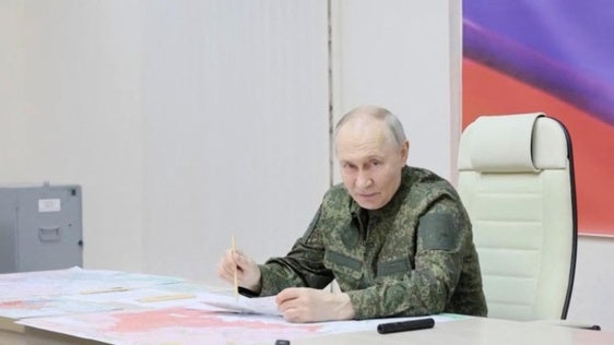 Vladímir Putin en una reunión con sus mandos militares en Kursk.