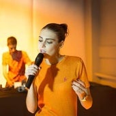 La cantante Gata Cattana en una actuación.