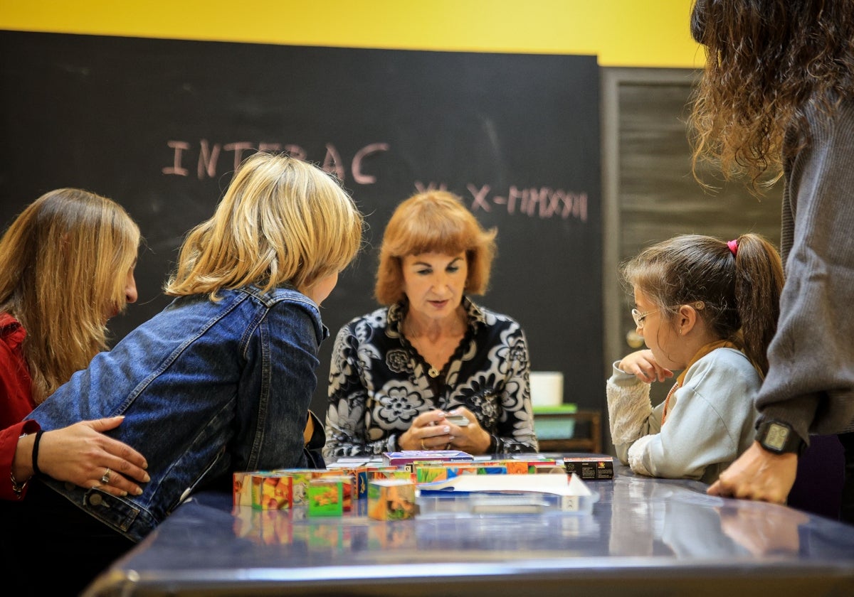 Niños con altas capacidades y sus familias, en Bilbao, durante una sesión educativa.