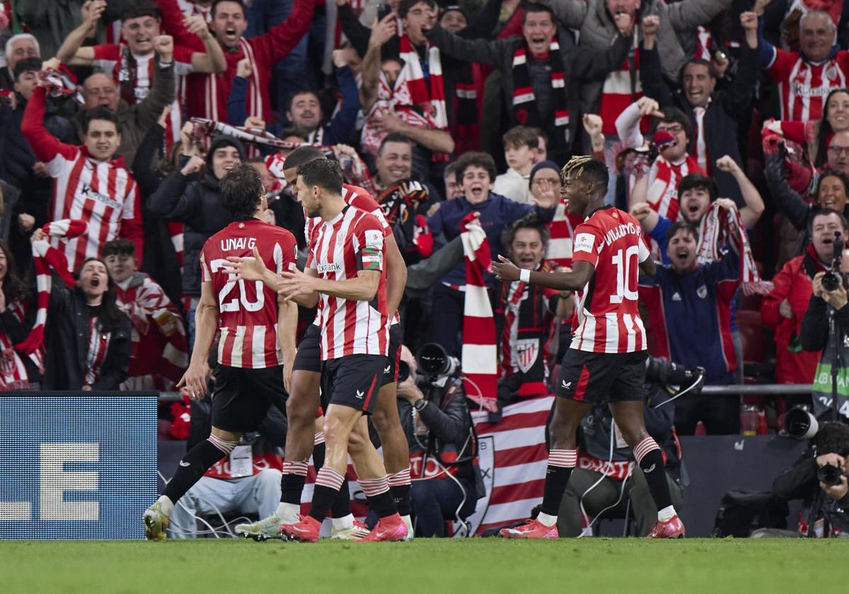 Nico Williams (d) y sus compañeros celebran el primer gol a la Roma.