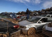 Coches apilados en la localidad de Catarroja 40 días después de la DANA de Valencia.