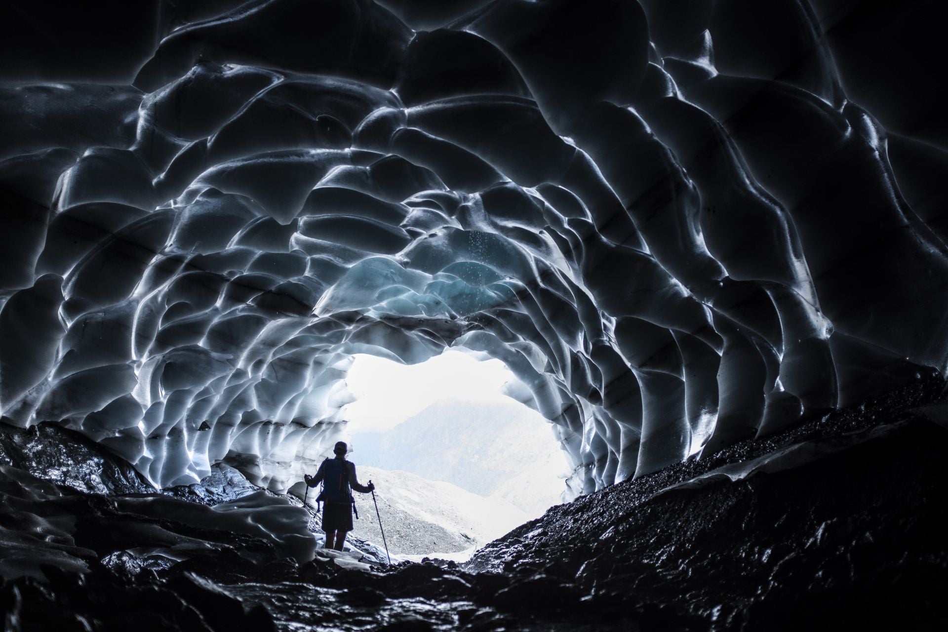 Cueva al descubierto por el deshielo del glaciar de Sardona.