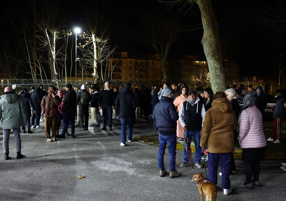 Imagen principal - La gente pasó la noche en la calle después de que un terremoto sacudiera Nápoles