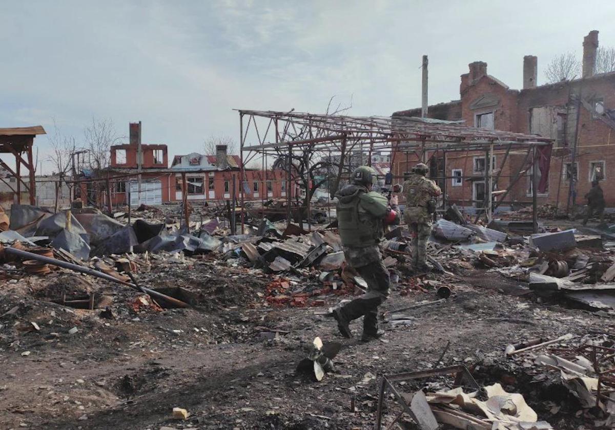 Fuerzas rusas patrullan por una calle de la ciudad de Sudzha, en Kursk, tras recuperar el control.