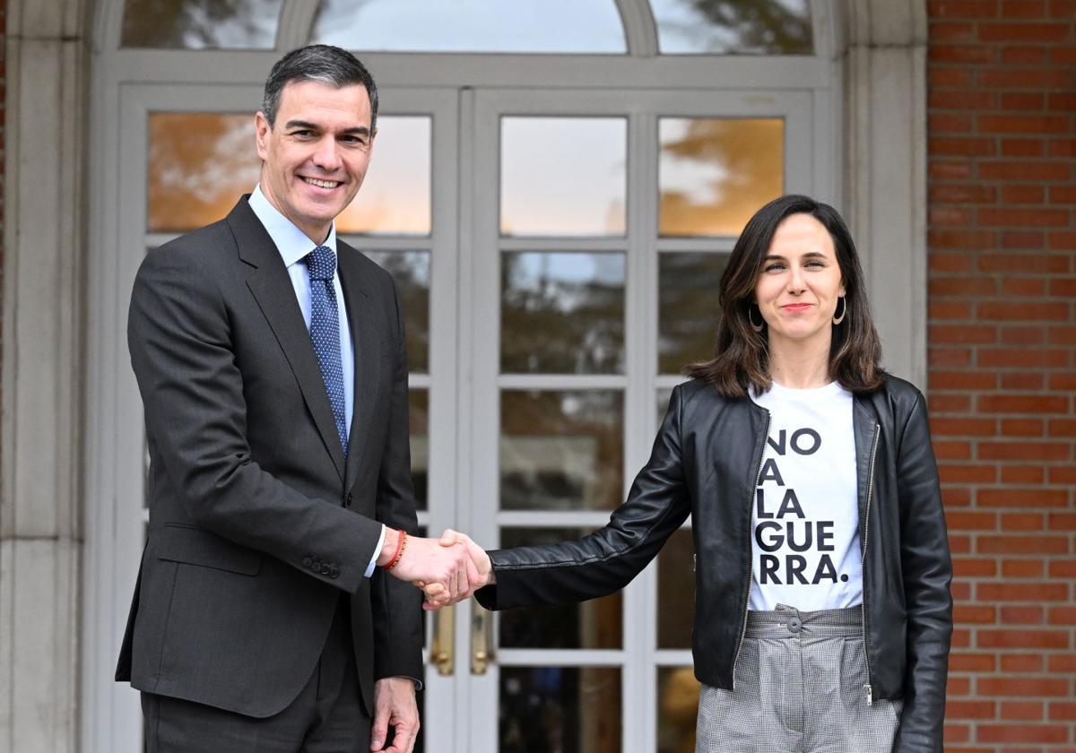 Pedro Sánchez e Ione Belarra se saludan antes de reunirse en la Moncloa.