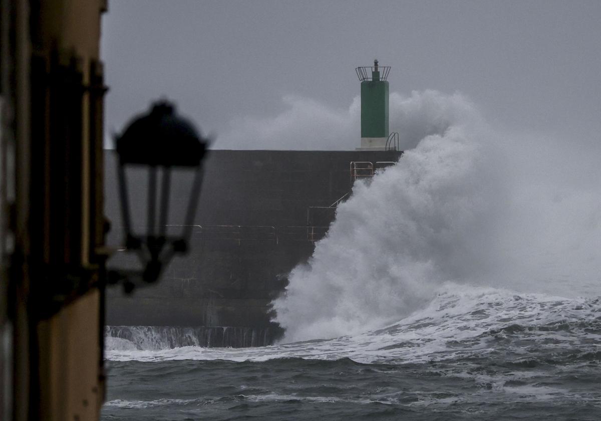 Grandes olas chocan contra los espigones de A Guarda